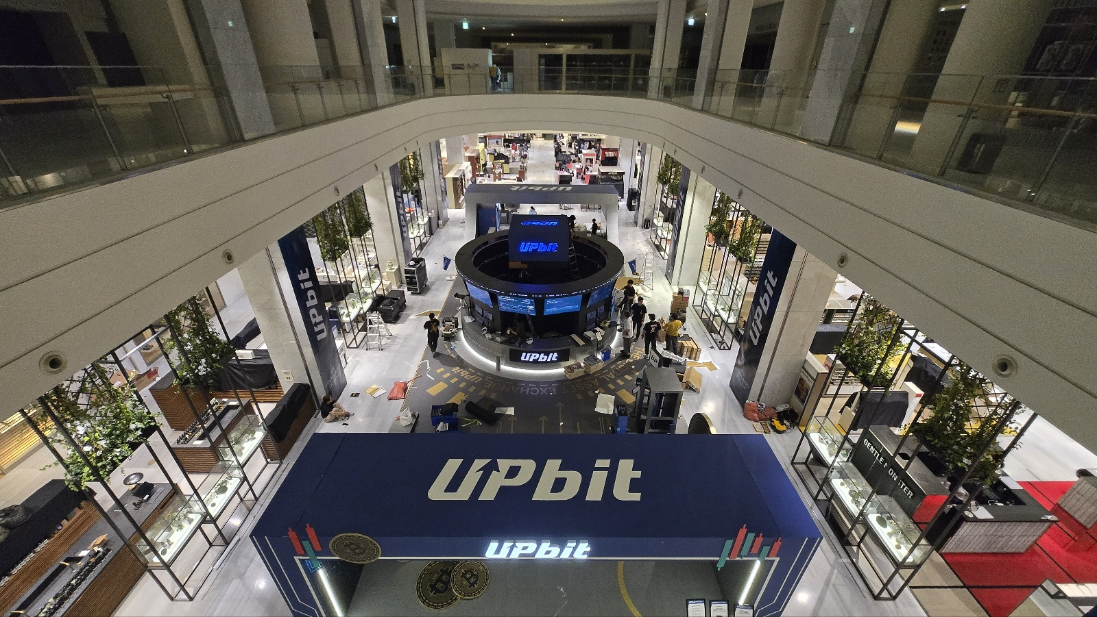 UPbit 백화점 홍보관 사이니지 및 라인LED 설치
