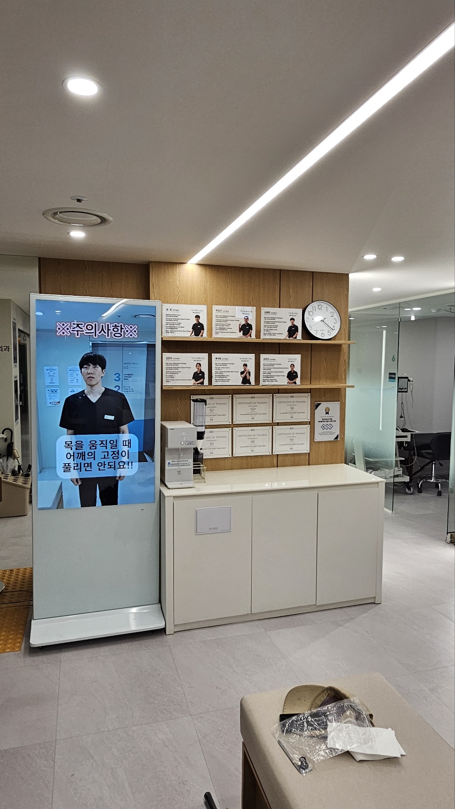 스탠드 사이니지 55인치 마디쌩쌩신경외과 설치